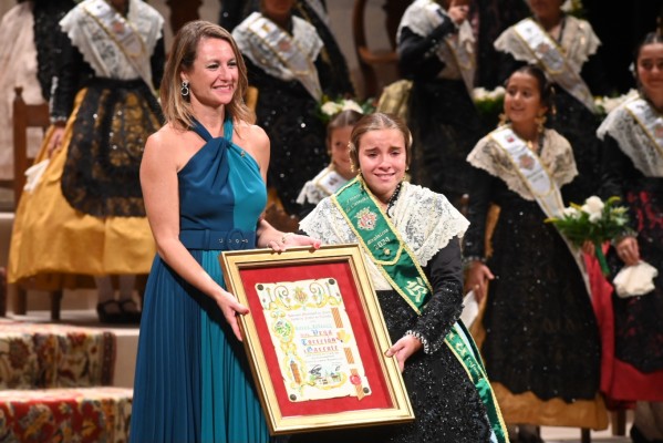 Imposició de bandes a Vega Torrejón Garrote com a reina infantil de la Magdalena 2024 i a les seues dames (Fotos: Carlos Pascual)