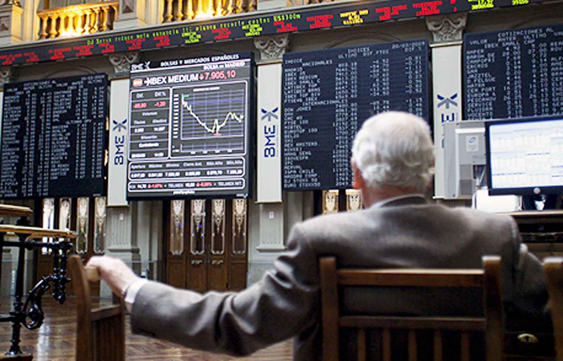 El Ibex 35 se deja un 2,1% esta semana y cierra al borde del 8.600