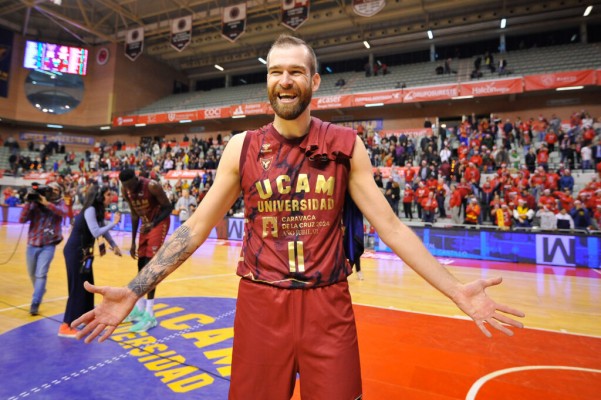 El montenegrino Radovic, capitán del UCAM CB, renueva hasta 2027 