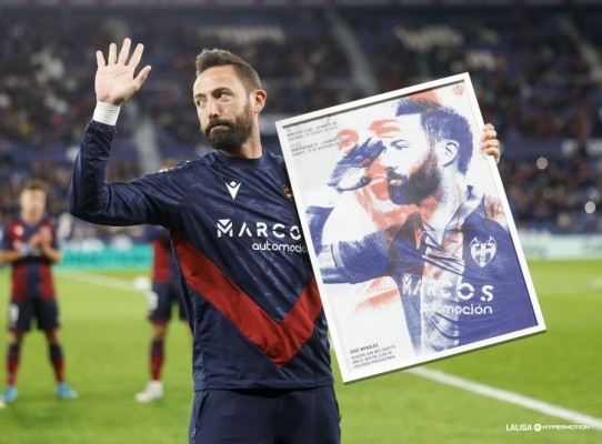 Morales y Pablo Martínez, homenajeados en la previa del Levante-Málaga
