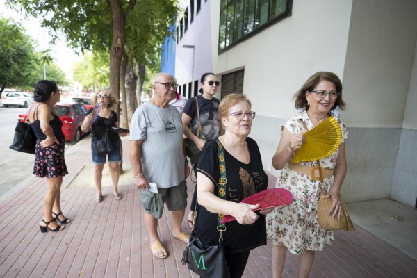 Miles de vecinos y todos los candidatos desafían al calor y votan este 23J en la Región (Fotos: M. GUILLÉN-EFE-MP)