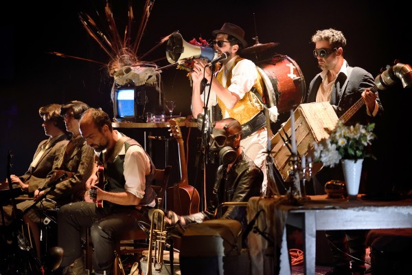 Llega al Teatre Arniches el circo musical 'Playing Tom Waits' y el espectáculo 'Cuál es mi nombre?'
