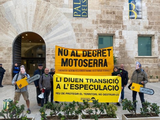 Una protesta frente a Les Corts rechaza la Ley Simplifica por sus 