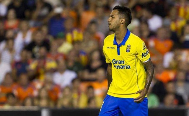 El exvalencianista Jonathan Viera disfruta del fútbol con los presos del centro penitenciario Las Palmas I
