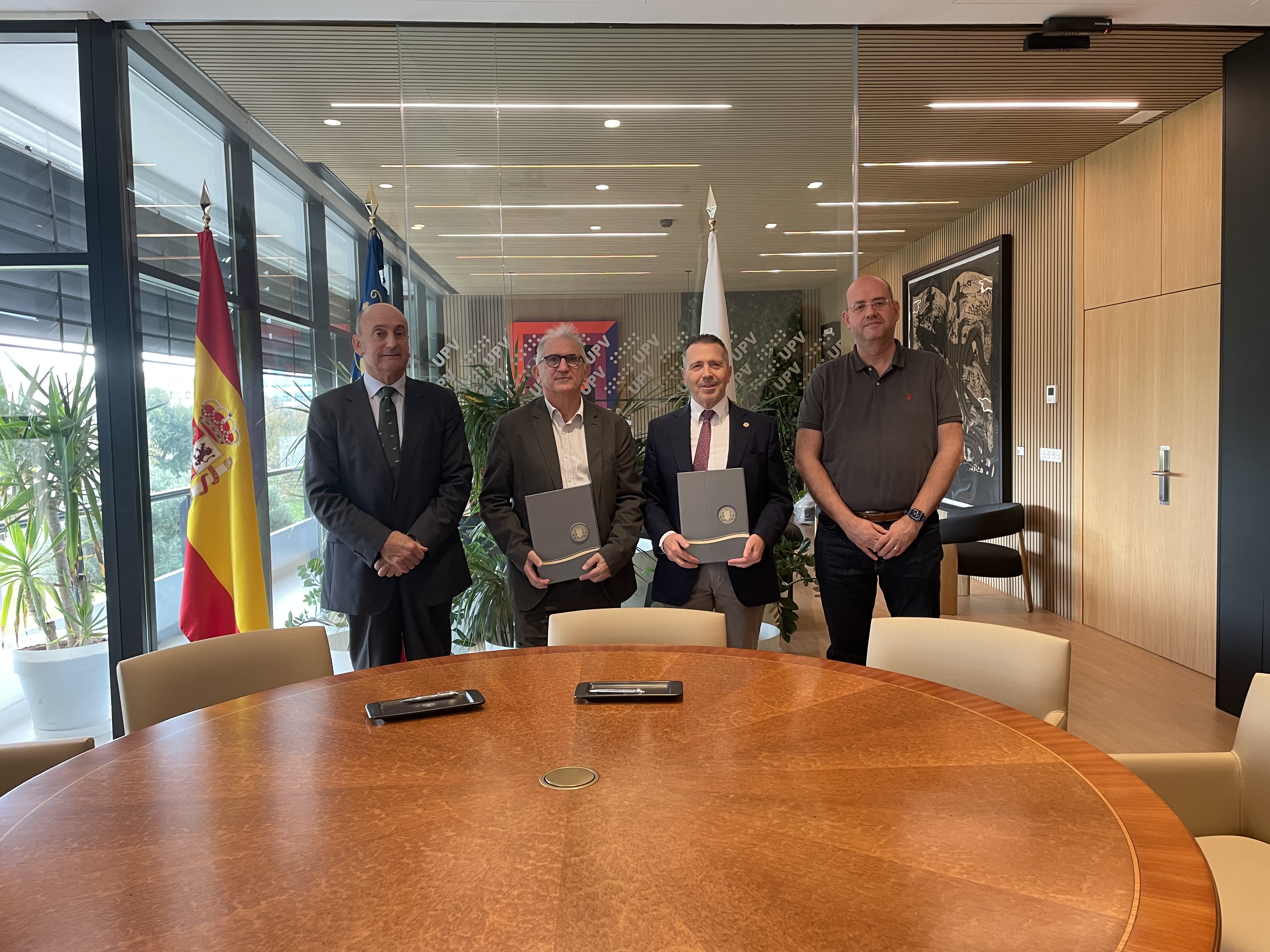 De izquierda a derecha, Fernando Mª. Zárraga, gerente de la FPCUV, Pedro Carrasco, director del PCUV, rector de la UPV, José E. Capilla, y el director de la Cátedra de Ciberseguridad INCIBE-UPV, Santiago Escobar.  - 