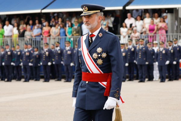 El Rey Felipe VI bendice a 125 nuevos tenientes en la AGA de San Javier (Fotos: EDU BOTELLA-EP/MORELL-EFE)