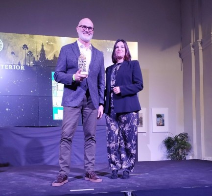 Una lona de premio: Agripina se inclina ante la campaña para tapar la fachada de la Catedral