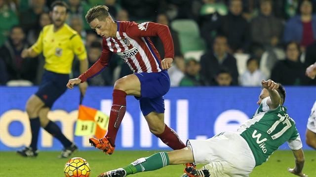 El Atlético golea al Betis y se mantiene en la pelea por la liga