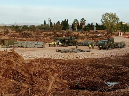 La Diputación y la UME empiezan a instalar el puente sobre el Turia en Riba-roja
