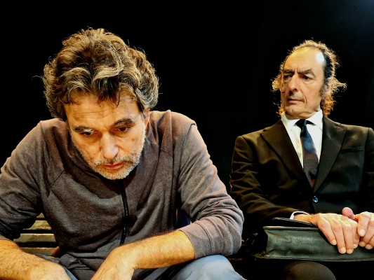 Aurelio Delgado reflexiona sobre la desconexión humana combinando absurdo y existencialismo