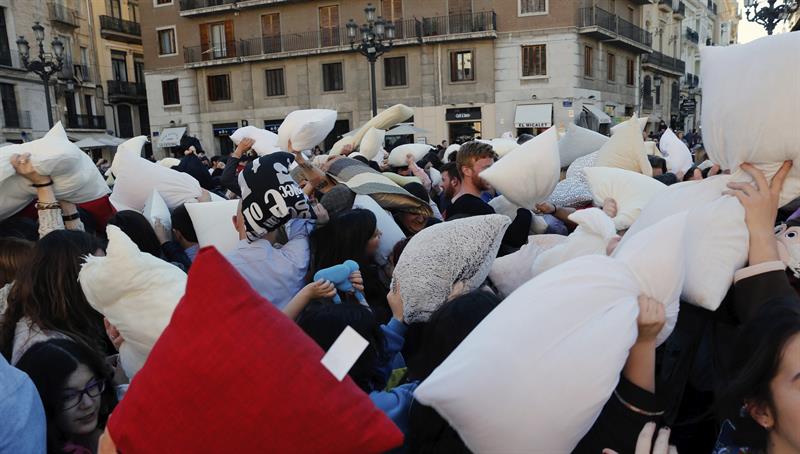 La batalla de almohadas de Valencia reúne a centenares de personas