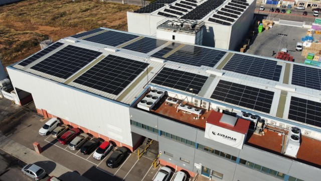 Avramar instala sendas plantas fotovoltaicas en el techo de su piscifactoría de Burriana