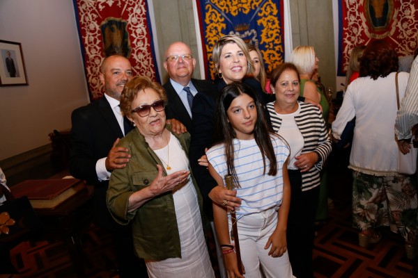 Besos, abrazos, aplausos y bastón para la nueva alcaldesa de Cartagena (Fotos: LA ROCA)