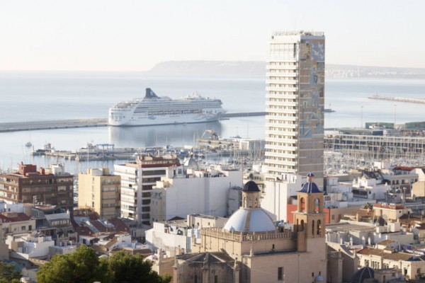 Alicante concierta 98 escalas de cruceros en 2025 con el estreno de Cunard y del buque 'The World'