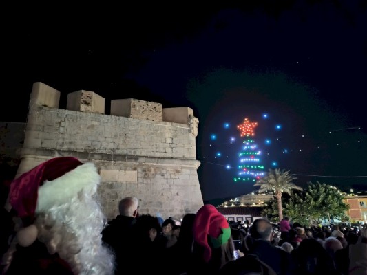 Peñíscola se iluminará con un espectáculo de drones para celebrar el encendido de la Navidad