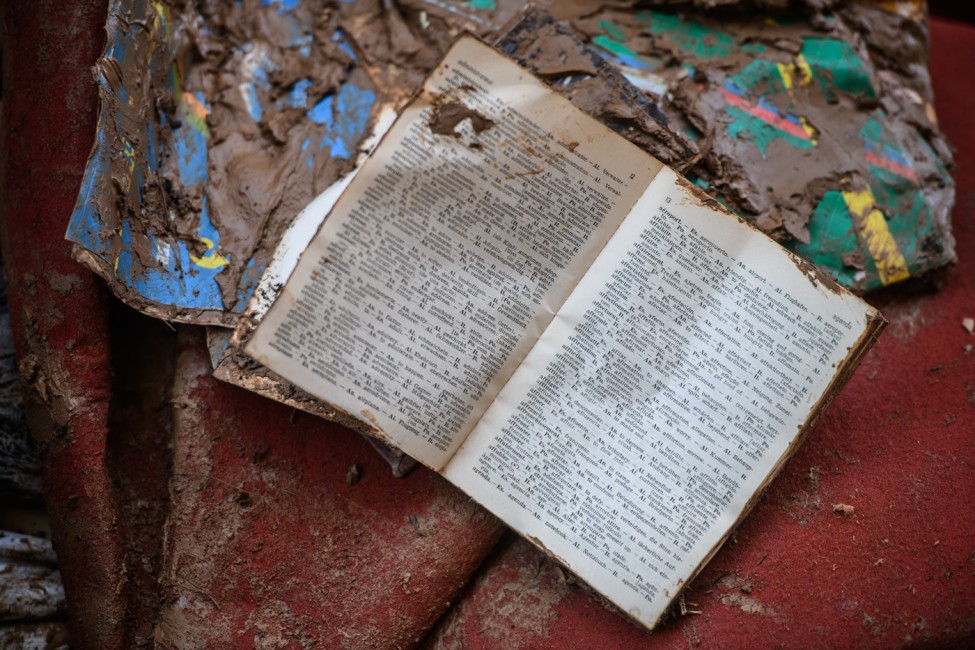  Un libro afectado por el barro. Foto: KIKE TABERNER  - 