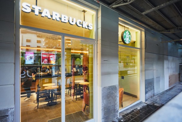 Starbucks se queda el antiguo bajo de la 'Casa de los Caramelos' en la calle Xàtiva y abre nuevo local