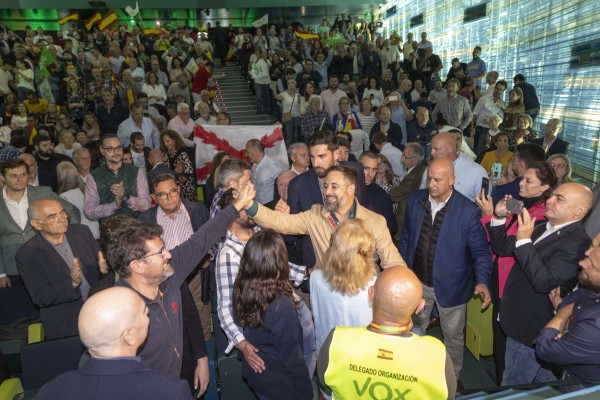 Gritos de ¡Viva España! y, para finalizar, el himno nacional en el mitin de Santiago Abascal en Cartagena (Fotos: LA ROCA)