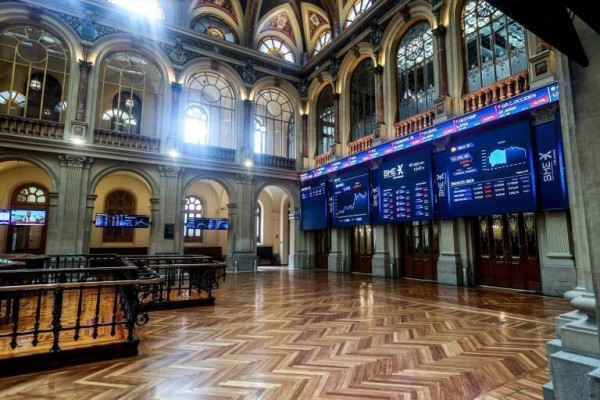 El Ibex se tiñe de 'rojo' y cae un 0,8% tras la amenaza arancelaria de Donald Trump