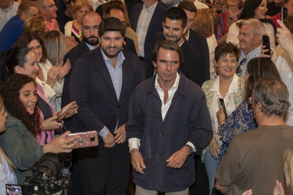 Aznar arropa a López Miras y José Ballesta en un entregado Teatro Circo de Murcia (Fotos: OMEGA)