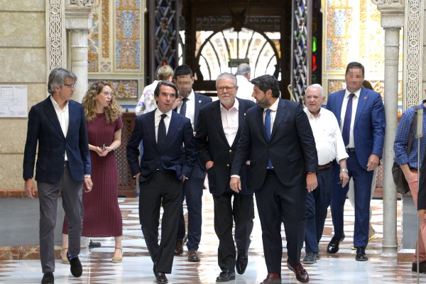 Aznar se rodea de empresarios en Murcia para compartir sus claves económicas (Fotos: JUANCHI LÓPEZ)