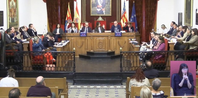 El 25-N en Elche según se mire: unanimidad en una moción de alcaldía, rechazo en una de Compromís