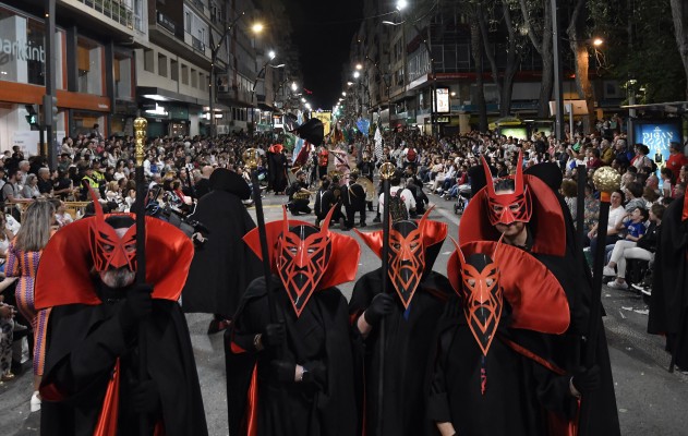 El desfile del Entierro de la Sardina enamora a Murcia con magia, juguetes y felicidad (Fotos: Juanchi López)