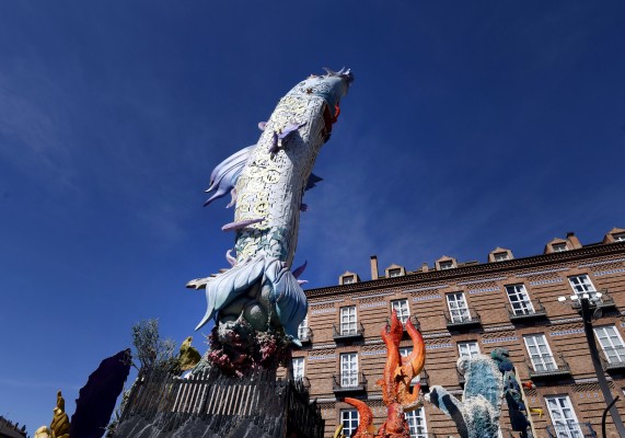 El tradicional pasacalles del Entierro de la Sardina llena las calles de Murcia (Fotos: Juanchi López)
