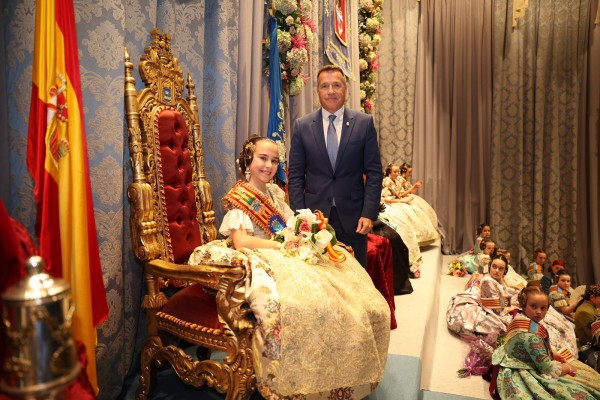 Valeria Cuadros recibe la banda de reina fallera infantil de Burriana 2025 en un emotivo acto