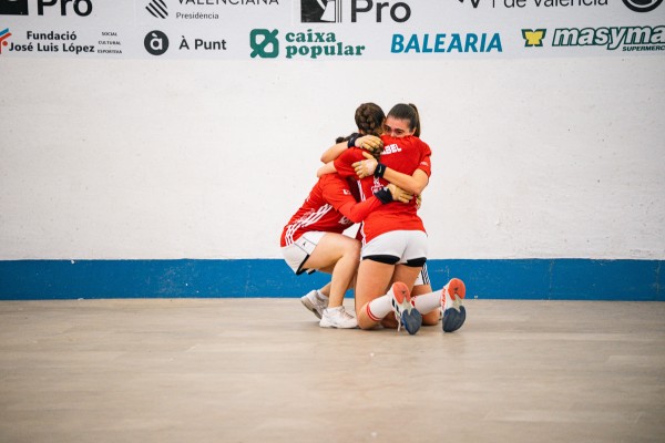 Ana, Isabel y Joana remontan para alzar la Copa Caixa Popular de raspall femení
