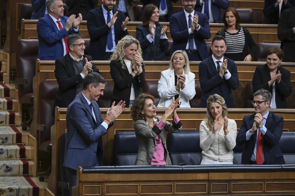 El Gobierno y el PSOE aplauden la aprobación de la reforma fiscal, el pasado jueves. Foto: EFE/FERNANDO VILLAR - 