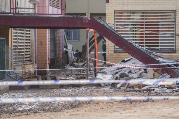 Fallece un trabajador tras el derrumbe del muro de un colegio afectado por la Dana en Massanasa