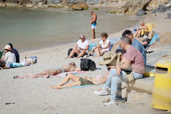Lleno hasta la bandera en las terrazas y las playas de la Región para disfrutar del buen tiempo en primavera (Fotos: LA ROCA)