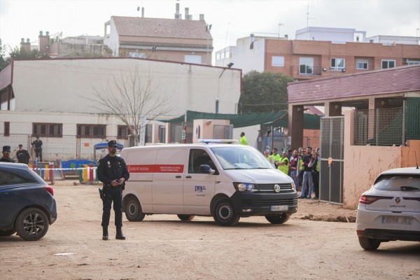Sánchez traslada su solidaridad a la familia del fallecido en un colegio de Massanassa