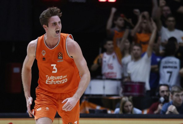 Nate Reuvers se lesiona en un partido con la selección húngara