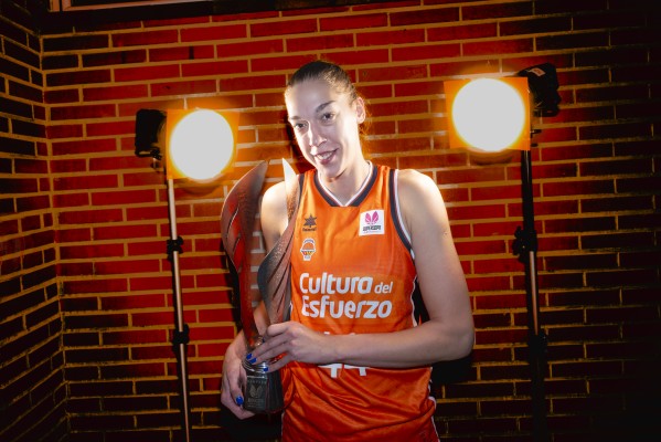El Valencia Basket anuncia la salida de la húngara Hatar tras la llegada de Alexander