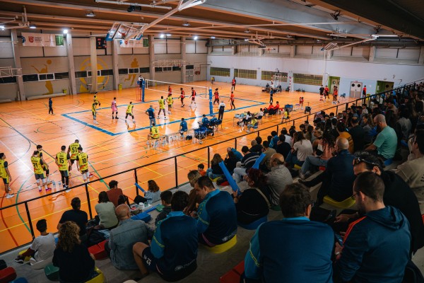 Más de 250 personas acompañan a UPV Léleman Conqueridor en una victoria deportiva y solidaria
