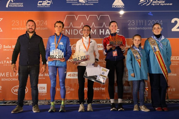 Luis Agustín Escriche y Laura Méndez, en la 21K, y David Palacio y María Fuentes, en la 10K, ganadores de la Benidorm Half 2024