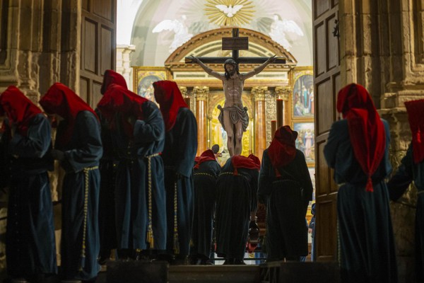 Procesión del Santísimo Cristo de la Sangre de Cieza, declarada de Interés Turístico Internacional (Fotos: MARCIAL GUILLÉN - EFE)