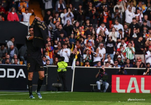 El Valencia CF se rebela contra el dolor por la Dana y arrolla al Betis