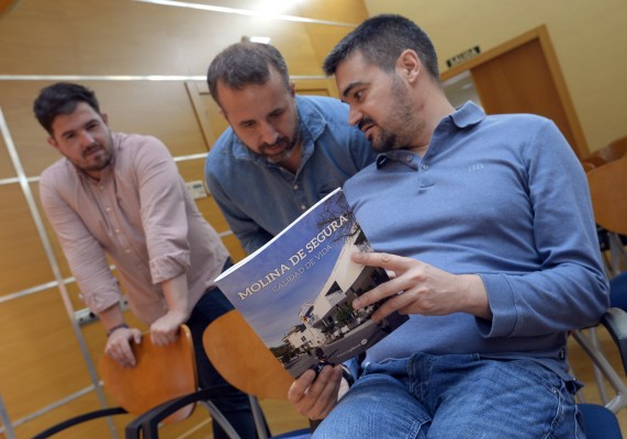 El alcalde Eliseo García presenta la revista 'Molina de Segura: calidad de vida' (Fotos: JUANCHI LÓPEZ)