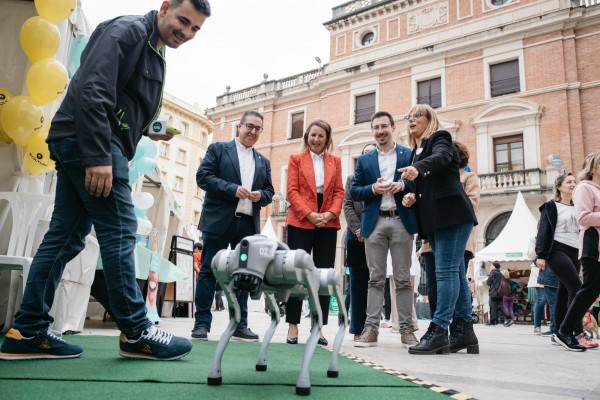 Talleres, desfiles de moda, exhibiciones y clases abiertas: el Mercat del Raval celebra su IV edición