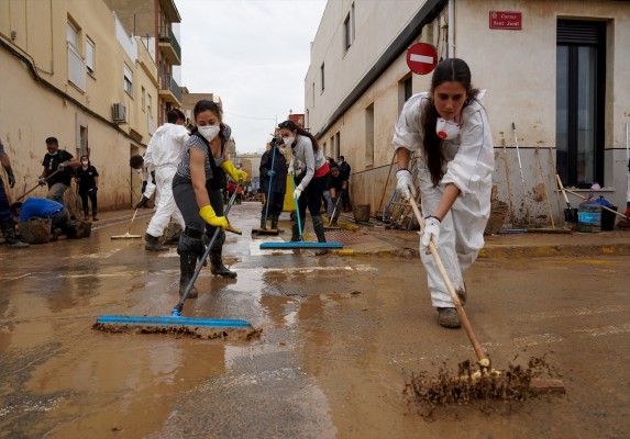 El flujo de voluntarios no decae en el cuarto fin de semana desde la Dana