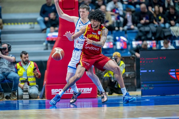 Izan Almansa logra 10 puntos en 10 minutos y el triunfo en su debut con la absoluta de España
