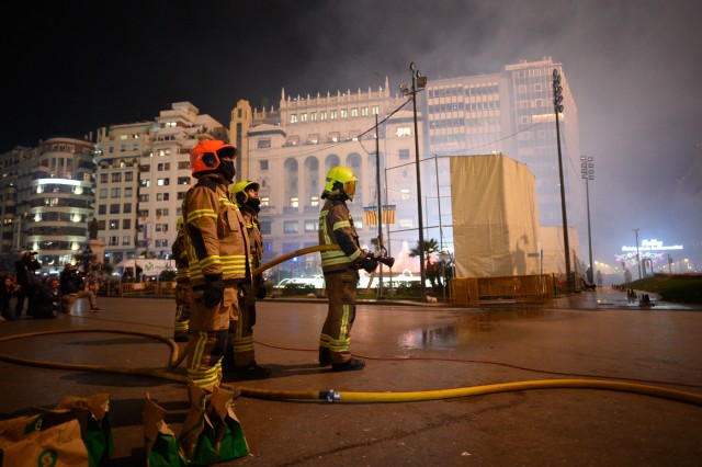 Movilizado un dispositivo de 355 bomberos para controlar la Cremà de las fallas