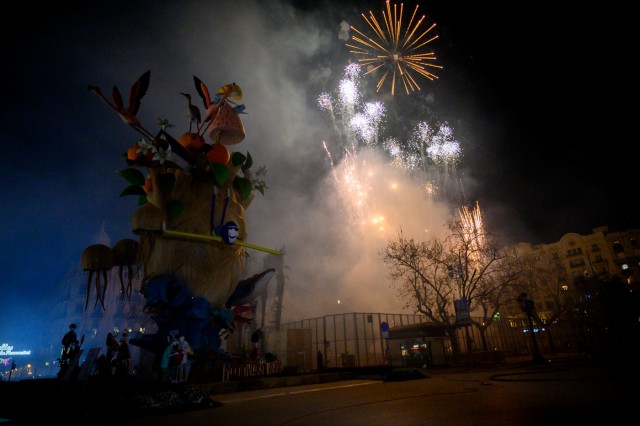 Cuatro personas heridas tras una explosión pirotécnica en una falla de València