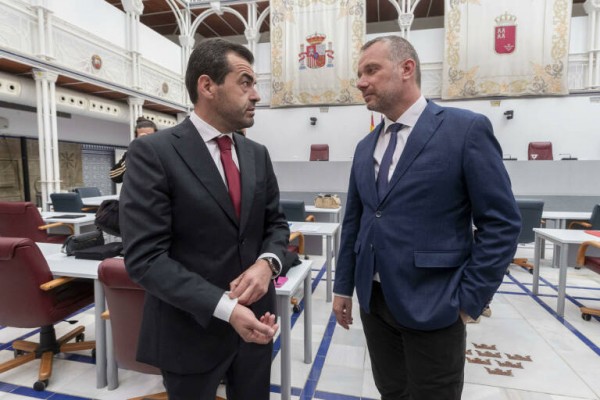 La derecha murciana carga contra Sánchez: el PP pide su dimisión y Vox su imputación