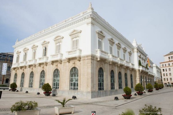 El Puerto instalará pérgolas solares en la Plaza Mayor y placas en edificios administrativos para generar 270 kW de energía limpia

