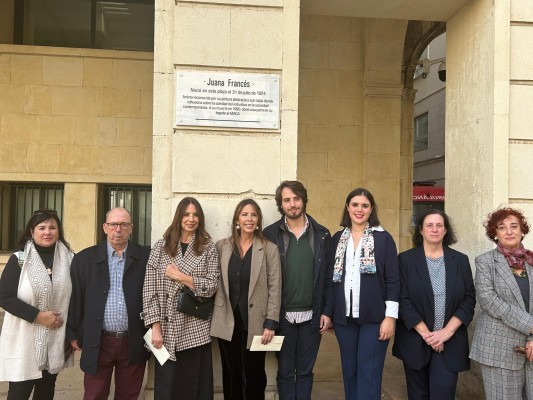 Alicante coloca una placa para recordar a Juana Francés en la plaza del Ayuntamiento

