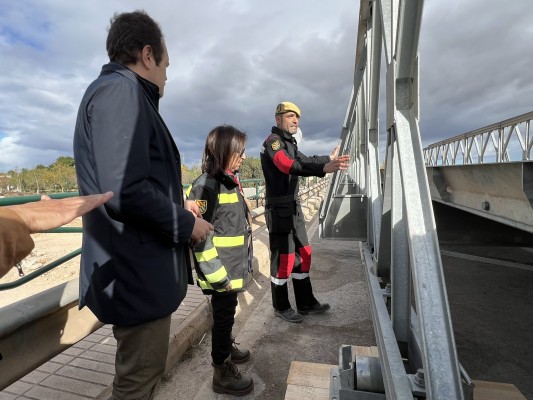 La ministra de Defensa visita en Cheste el puente montado por la UME en 24 horas